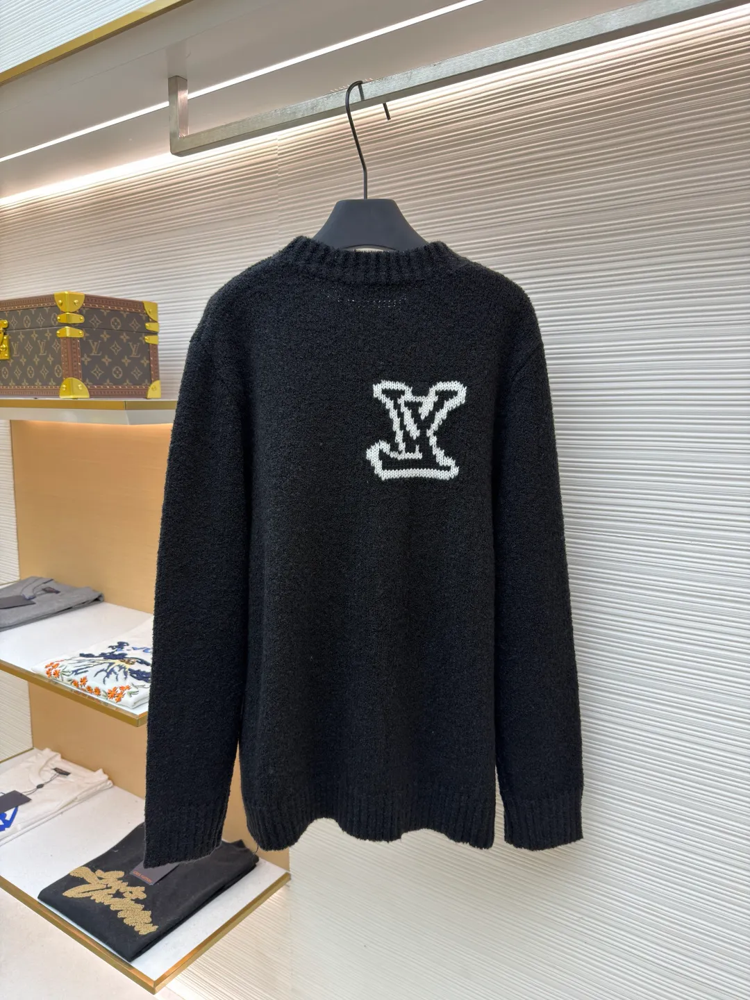 LOUIS VUITTON double-sided intarsia sweater ●Original version: Purchased and developed for 11300 ●Item number: 1680922-A85 ●Material: wool blended fabric ●Technology: knitted intarsia production ●Version: fitted version ●Weight: about 620 grams ●Size: S-M-L-XL ●Description: Made of custom-woven and dyed sheep wool 65% cotton %20 Spandex 15%. The special washing process is very soft and skin-friendly. It has 7 knitting workers. The thickness of each stitch of the inlay on the clothing logo is consistent with ZP. The back logo is mirror inlay. This crew-neck sweater is made of a blend of sheep wool and yak hair, and uses thick yarn to create a comfortable texture. The contrasting LV logo is integrated into the knitted fabric, and the mirror-effect logo is cleverly displayed on the rear. The casual and elegant design makes it easy to style your weekend look. The overall wiring is straight and delicate, the fabric is comfortable and soft, and the color is consistent without color difference. It can be matched with the same style to create a fashionable look and control various occasions. Customized accessories, complete with three standards, same style for men and women!